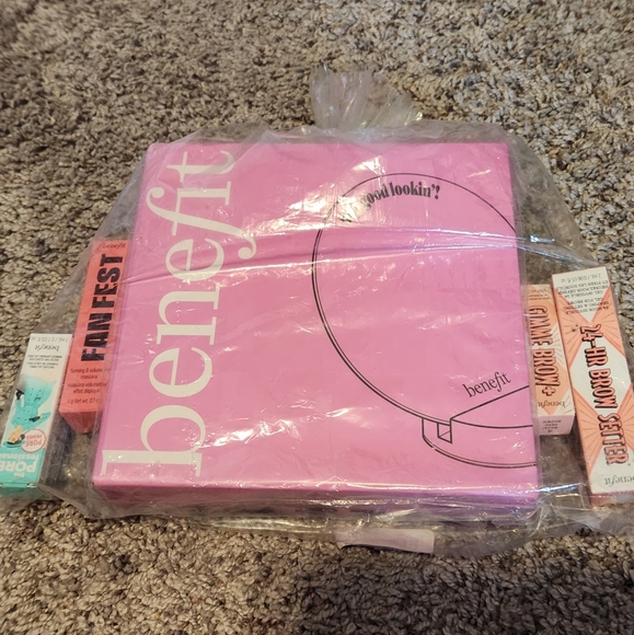 Benefit make-up mirror and 4 item cosmetic bundle - Picture 4 of 4